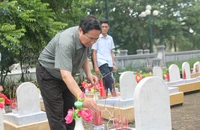 Thủ tướng Phạm Minh Chính dâng hương tưởng niệm các Anh hùng liệt sĩ ở Quảng Trị