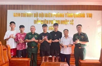 Nhặt được ví tiền, 4 bạn trẻ nhờ đồn biên phòng trả lại người mất 