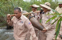 Đi bắt cá ở suối, người phụ nữ ở Quảng Trị bất ngờ thấy quả bom 'khủng'