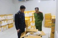 Xe tải chở hơn 6 tấn thịt gà, giò heo, dồi sụn bốc mùi đi tiêu thụ