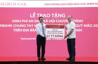 Agribank trao tặng 01 tỉ đồng cho Quỹ vì người nghèo TP.HCM 