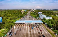Ngày đầu thu phí không dừng, xe xếp hàng dài trên cao tốc TP.HCM-Long Thành-Dầu Giây