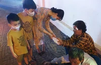 Những người vất vả mưu sinh đêm giao thừa