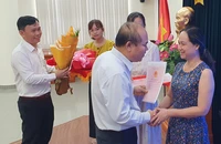 Trao quyết định tái định cư và sổ hồng cho một số hộ dân ở khu Thủ Thiêm