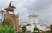 Kiểm định chất lượng tượng vua Lê Lợi và cụ Trần Nguyên Hãn