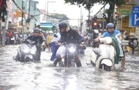 Nhiều tuyến đường khu vực phía Đông TP.HCM ngập sâu sau cơn mưa