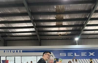 Bộ trưởng Tài chính Mỹ thăm xưởng xe máy điện của startup người Việt