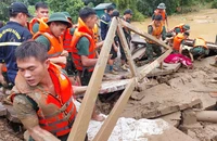 Tư lệnh Quân khu 2 trực tiếp chỉ huy công tác tìm kiếm người mất tích ở thôn Làng Nủ
