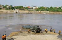 Quân đội chuẩn bị những bước cuối cùng thiết lập cầu phao Phong Châu