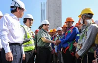 Thủ tướng: Không để người lao động cô đơn trên công trường vào dịp Tết