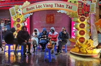 Bất chấp mưa rét, người dân ở Hà Nội vẫn chờ mua vàng ngày vía Thần tài từ 3 giờ sáng