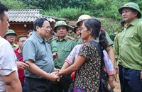 Thủ tướng đến thăm hỏi người dân, chỉ đạo khắc phục hậu quả thiên tai ở Điện Biên