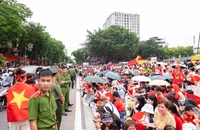 Càng về chiều, người dân từ các ngả đổ về quảng trường Ba Đình càng đông
