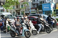 Hà Nội và TP.HCM cần có chính sách hỗ trợ người dân chuyển đổi phương tiện giao thông xanh