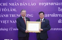 Tổng Bí thư Tô Lâm nhận Huân chương Vàng Quốc gia của Nhà nước Lào