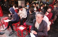 Người dân xếp hàng xuyên đêm, mang chăn chiếu ngủ vỉa hè để mua vàng, bạc cầu may