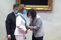Bà Thái Anh Văn gặp, tặng huân chương danh dự cho bà Pelosi
