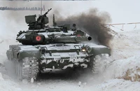 VIDEO: Xe tăng hiện đại T-90 của Nga chìm trong biển lửa do Ukraine nhắm bắn 