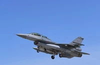 INFOGRAPHIC: So sánh chiến đấu cơ F-16V của Đài Loan với J-20 của Trung Quốc