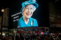 ẢNH: Người dân Anh đau buồn, tiếc thương Nữ hoàng Elizabeth II