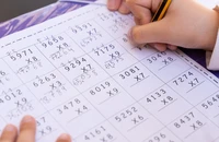 Gia sư ngồi tù vì đánh học trò làm sai bài toán 