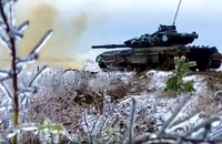 VIDEO: Đoàn xe tăng Ukraine hành quân, nã pháo trong tuyết