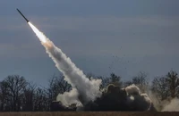 VIDEO: HIMARS Ukraine khai hỏa ngay trên đường 