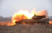 VIDEO: UAV Ukraine lao vào xe tăng Nga