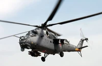 VIDEO: Trực thăng Mi-35 Nga bay sát đất nhả đạn vào mục tiêu Ukraine