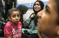 Thảm cảnh Gaza: Bác sĩ phẫu thuật trên mặt đất, thực phẩm chỉ đủ vài ngày