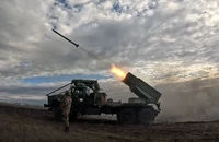 VIDEO: Cận cảnh Nga nã hàng loạt rocket ở tỉnh Zaporizhia