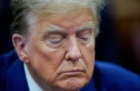 Bị tố ngủ gật giữa toà, ông Trump nói 'chỉ nhắm đôi mắt xanh tuyệt đẹp' lắng nghe