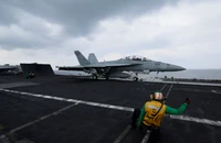 Mỹ lên tiếng thông tin tàu sân bay Eisenhower bị Houthis tấn công 