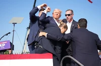 Ông Trump bị chảy máu tai ở nơi tranh cử sau khi có âm thanh nghe như tiếng súng
