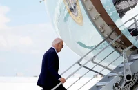 VIDEO: Tổng thống Biden lên chuyên cơ đi cách ly sau khi nhiễm COVID-19
