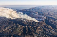 Cháy rừng ở Los Angeles: Tăng gấp đôi lực lượng vệ binh dập bão lửa lan rộng vì gió lớn