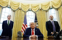 Ông Trump hoãn đánh thuế Canada và Mexico, lý do gì?