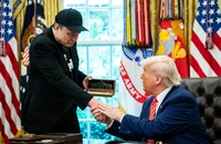 Toàn cảnh cuộc đấu khẩu gay gắt Trump-Musk