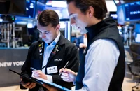 Giá cổ phiếu Mỹ giảm mạnh, đồng USD tăng sau khi ông Trump gửi thư áp thuế tới 14 nước