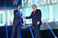 Ông Trump truy tặng huân chương cho đồng minh bị bắn, FBI treo thưởng 100.000 USD tìm nghi phạm