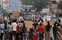 Người dân Sri Lanka biểu tình phản đối Tổng thống Gotabaya Rajapaksa hôm 3-4. Ảnh: REUTERS