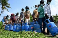 Người dân Sri Lanka xếp hàng dài lấy nhiên liệu. Ảnh: AFP