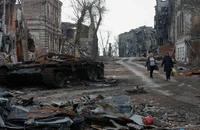Cảnh đổ nát ở TP Mariupol, Ukraine hôm 22-4. Ảnh: REUTERS