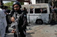 Hiện trường vụ nổ xe tại ĐH Karachi, Pakistan. Ảnh: AFP