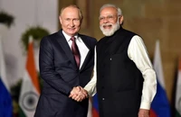Tổng thống Nga Vladimir Putin (trái) và Thủ tướng Ấn Độ Narendra Modi. Ảnh: CNN