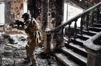 Lính Nga tuần tra tại một nhà hát ở TP Mariupol (Ukraine) bị không kích hồi tháng 3. Ảnh: AFP