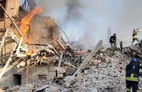 Cảnh đổ nát sau khi Nga thả bom vào một trường học ở làng Belohorivka, Luhansk. Ảnh: CNN