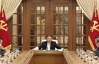 Nhà lãnh đạo Triều Tiên Kim Jong-un triệu tập cuộc họp Bộ Chính trị ngày 12-5 để thảo luận cách đối phó đại dịch. Ảnh: AP