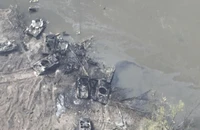 Một số khí tài quân sự Nga đã bị phá hủy dọc hai bờ sông Siversky Donets, Donbas, miền Đông Ukraine. Ảnh: AP