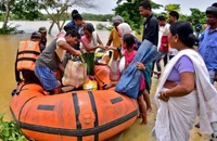 Sơ tán người dân khỏi một ngôi làng bị ngập lụt ở huyện Nagaon, bang Assam, Ấn Độ hôm 18-5. Ảnh: REUTERS